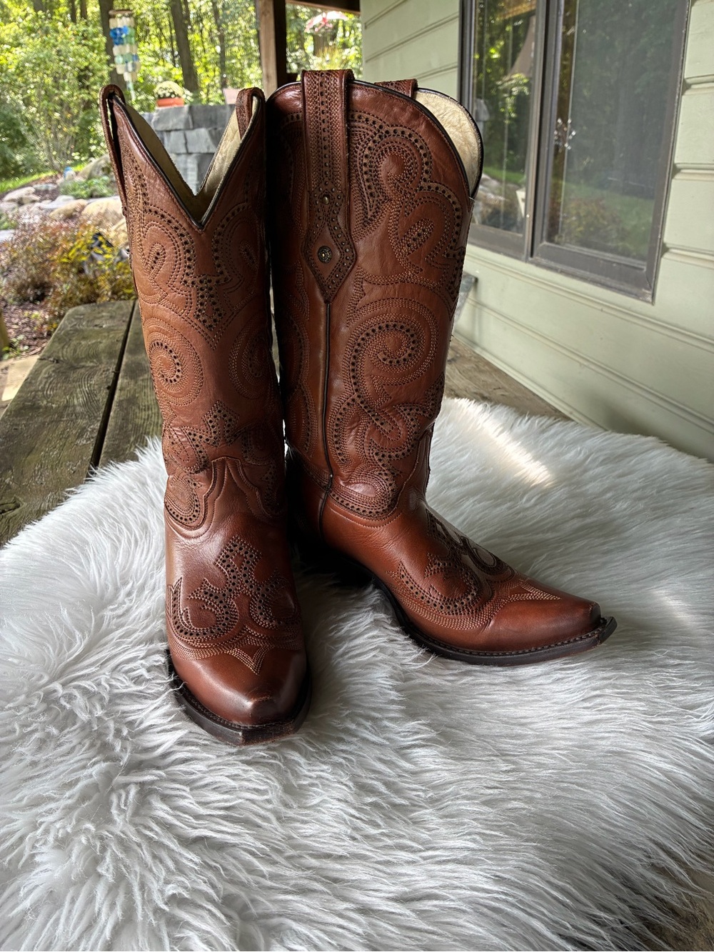 Corral women’s Western Cowboy Boots - Classic Embroidered Tall Shaft. Size 7.5